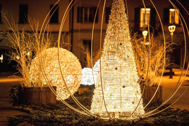 sfere-giganti-di-natale-allestimenti-natalizi-urbani-avec-zenone-mg-4015-1500px-et-addobbi-natalizi-esterno-casa-15-1500x1000px-addobbi-natalizi-esterno-casa